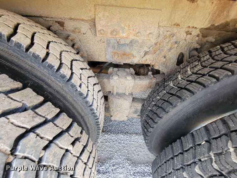 image for item HF9339 2005 International 7400  bucket truck