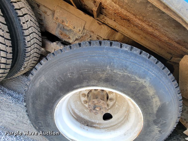 image for item HF9339 2005 International 7400  bucket truck