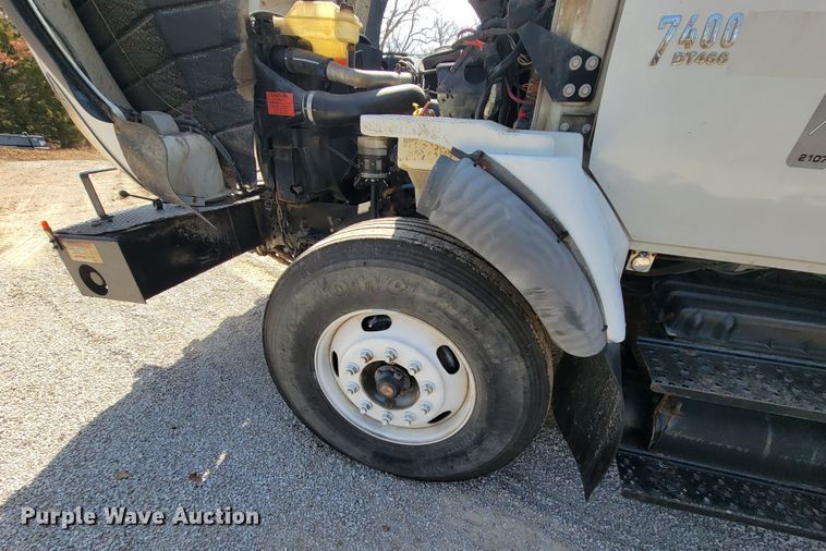 image for item HF9339 2005 International 7400  bucket truck