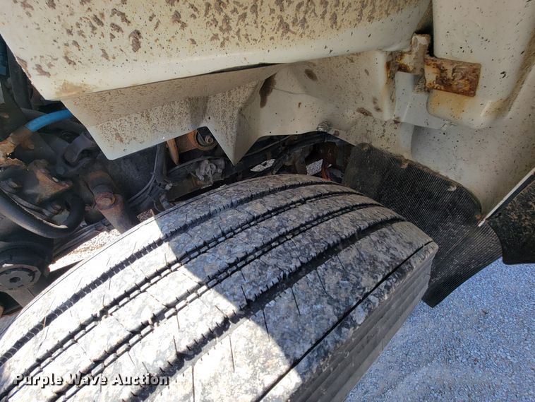 image for item HF9339 2005 International 7400  bucket truck