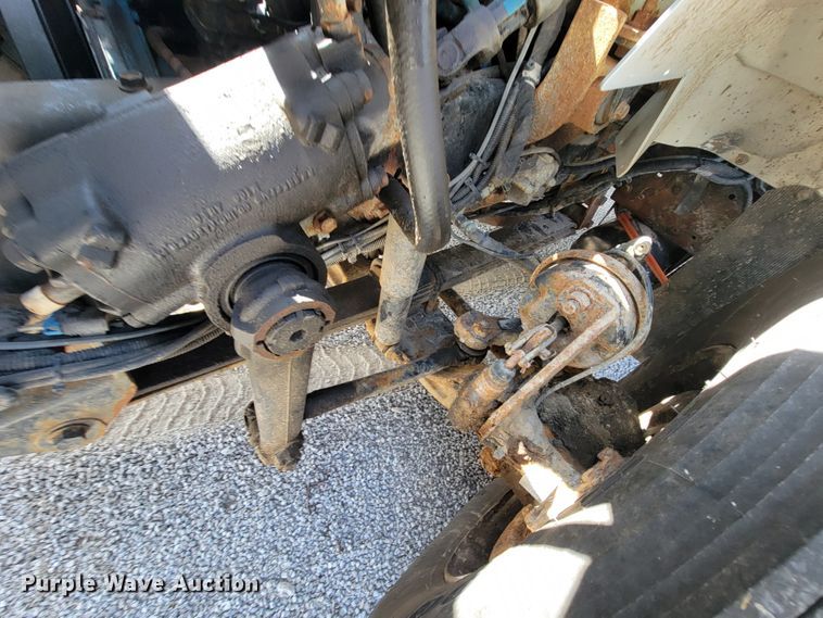 image for item HF9339 2005 International 7400  bucket truck