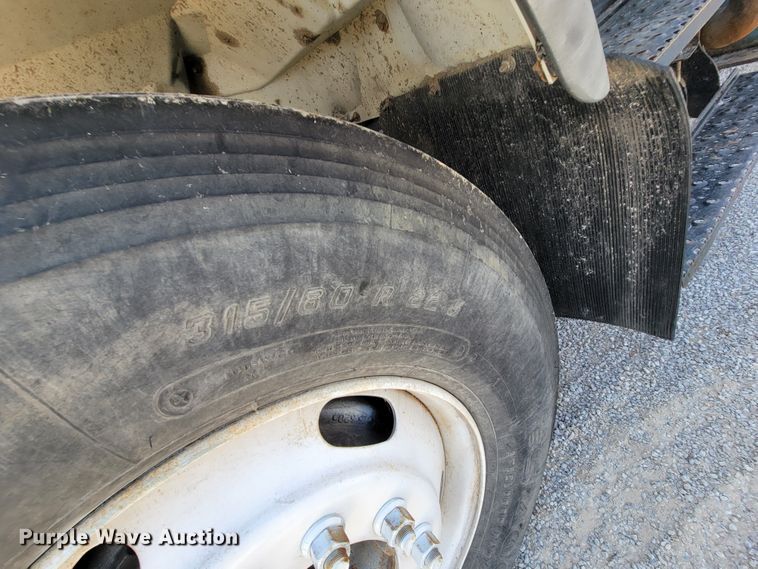 image for item HF9339 2005 International 7400  bucket truck