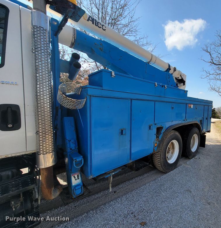 image for item HF9339 2005 International 7400  bucket truck