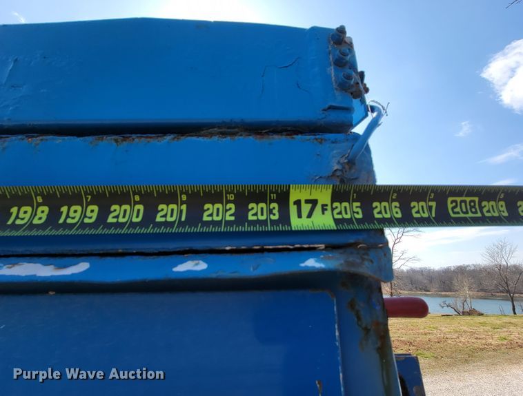 image for item HF9339 2005 International 7400  bucket truck