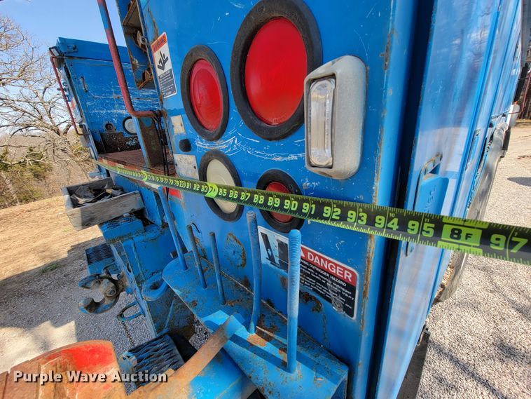 image for item HF9339 2005 International 7400  bucket truck