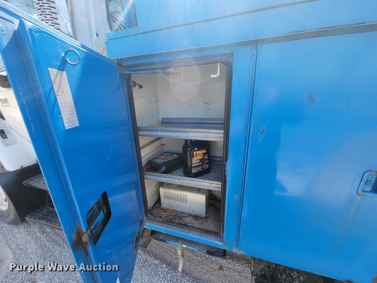 image for item HF9339 2005 International 7400  bucket truck