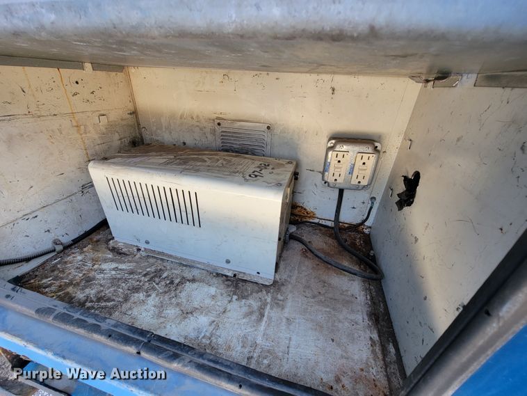 image for item HF9339 2005 International 7400  bucket truck