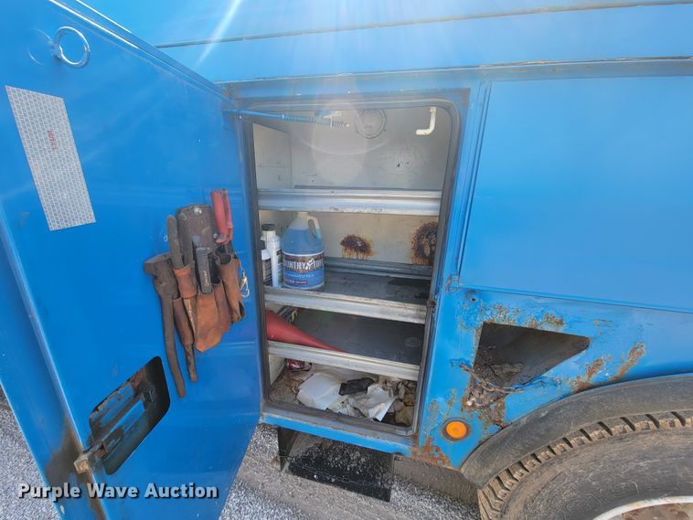 image for item HF9339 2005 International 7400  bucket truck