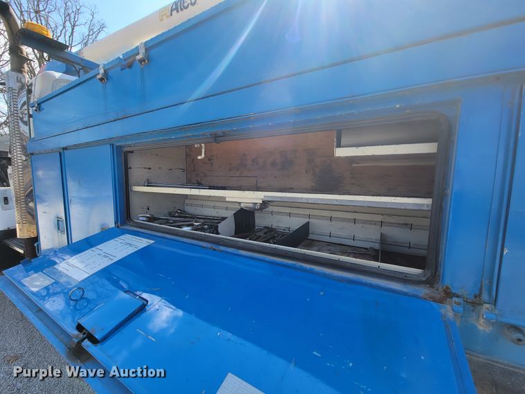 image for item HF9339 2005 International 7400  bucket truck