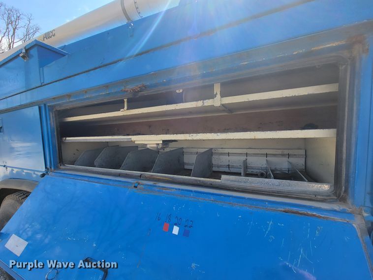 image for item HF9339 2005 International 7400  bucket truck