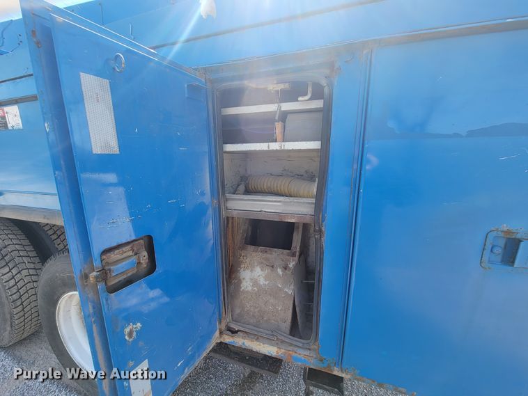 image for item HF9339 2005 International 7400  bucket truck