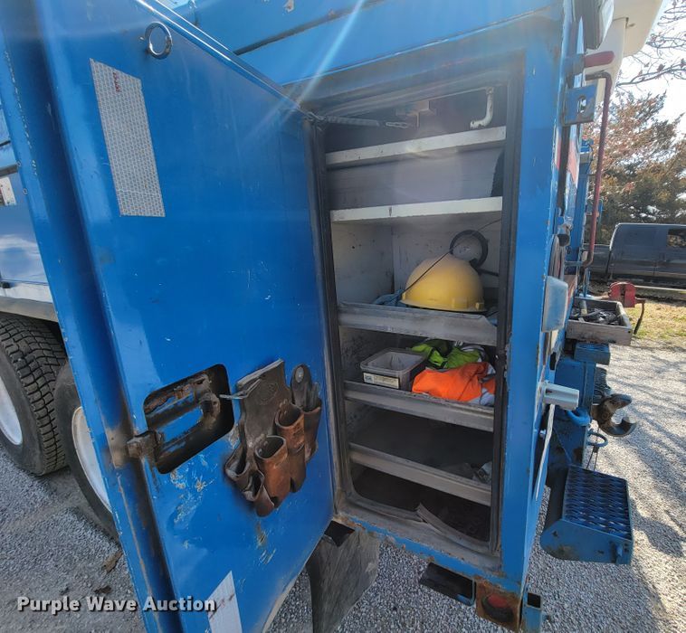 image for item HF9339 2005 International 7400  bucket truck