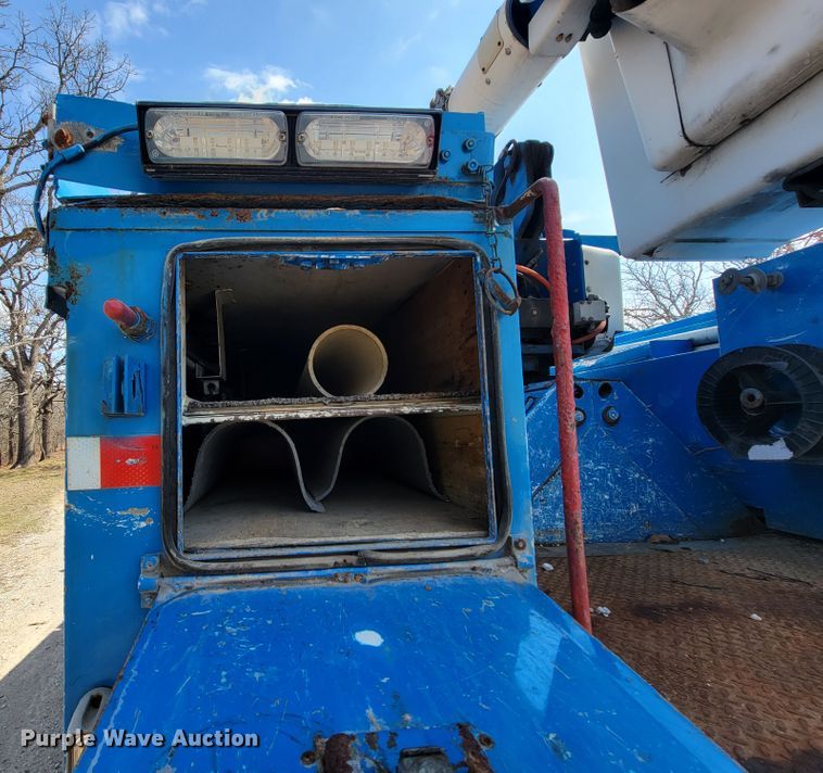 image for item HF9339 2005 International 7400  bucket truck