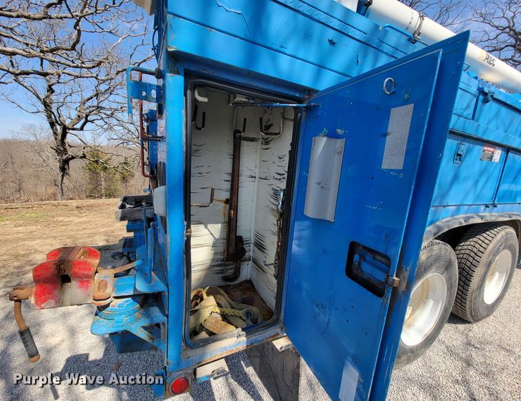 image for item HF9339 2005 International 7400  bucket truck