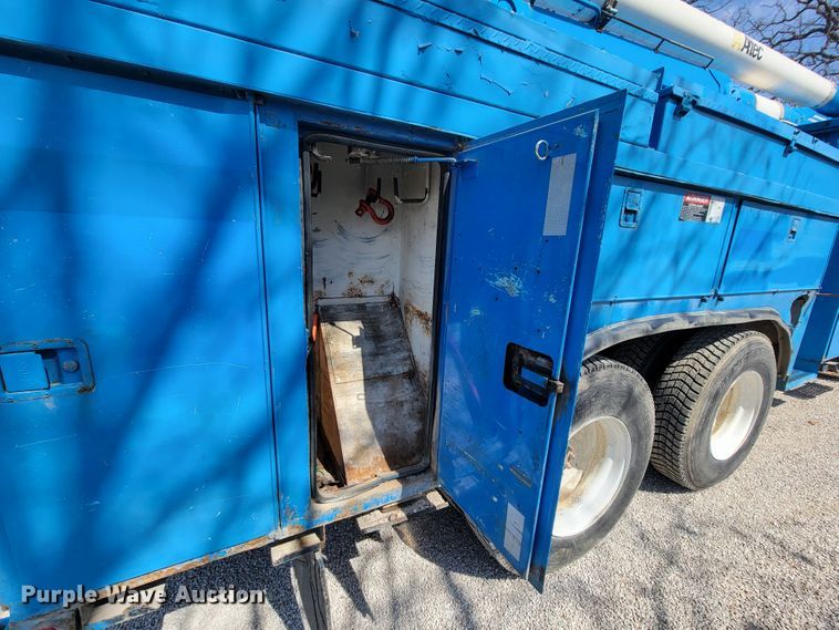 image for item HF9339 2005 International 7400  bucket truck