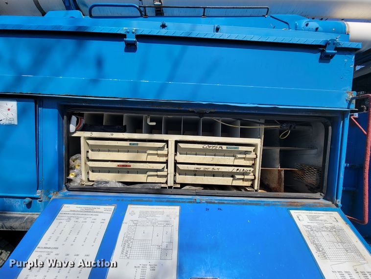 image for item HF9339 2005 International 7400  bucket truck