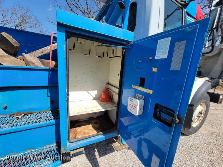 image for item HF9339 2005 International 7400  bucket truck