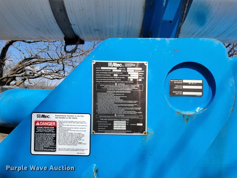 image for item HF9339 2005 International 7400  bucket truck