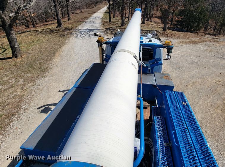 image for item HF9339 2005 International 7400  bucket truck