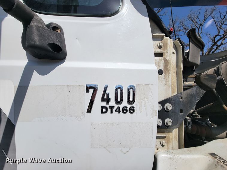 image for item HF9339 2005 International 7400  bucket truck