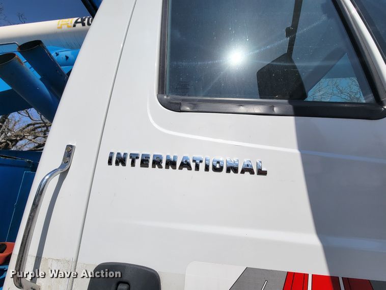 image for item HF9339 2005 International 7400  bucket truck