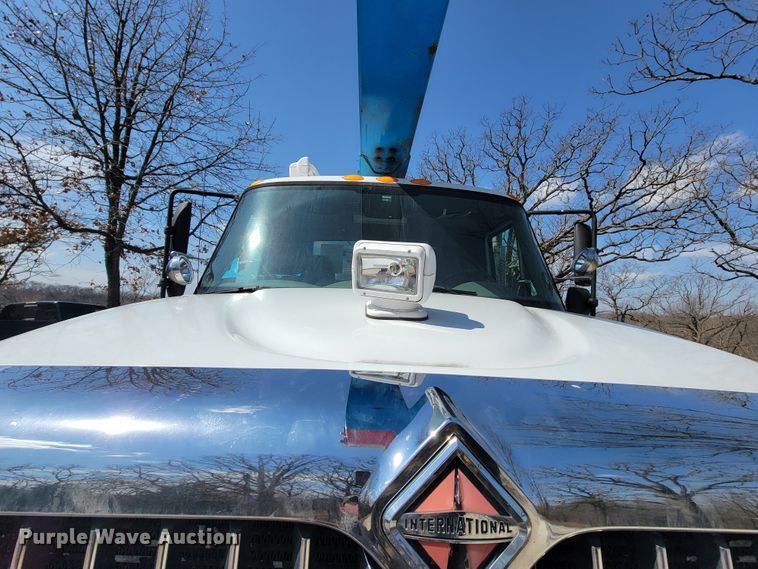image for item HF9339 2005 International 7400  bucket truck