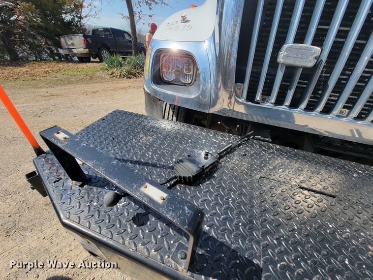 image for item HF9339 2005 International 7400  bucket truck