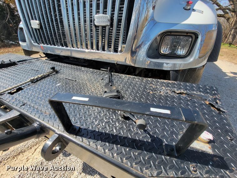 image for item HF9339 2005 International 7400  bucket truck