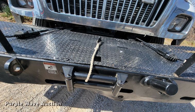 image for item HF9339 2005 International 7400  bucket truck