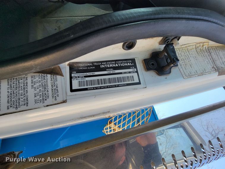 image for item HF9339 2005 International 7400  bucket truck