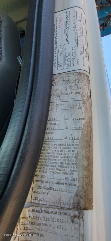 image for item HF9339 2005 International 7400  bucket truck