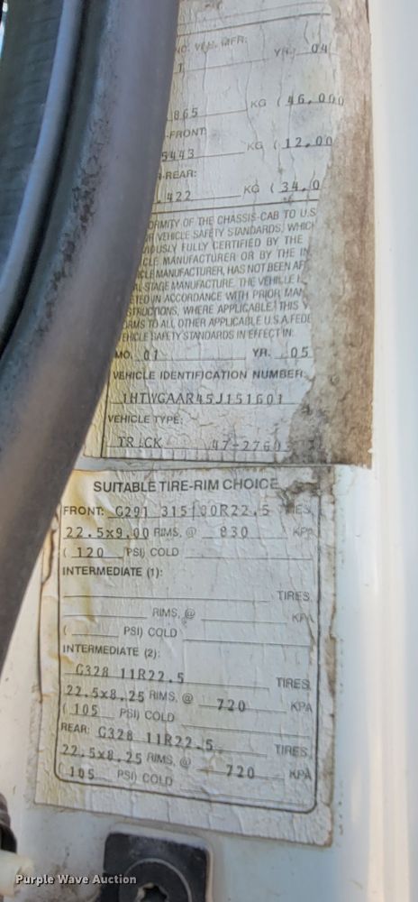 image for item HF9339 2005 International 7400  bucket truck