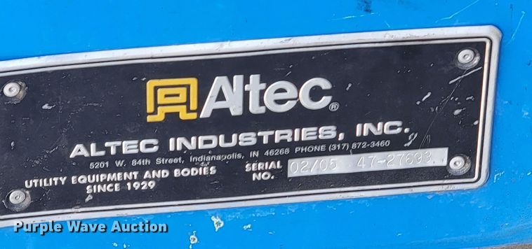 image for item HF9339 2005 International 7400  bucket truck