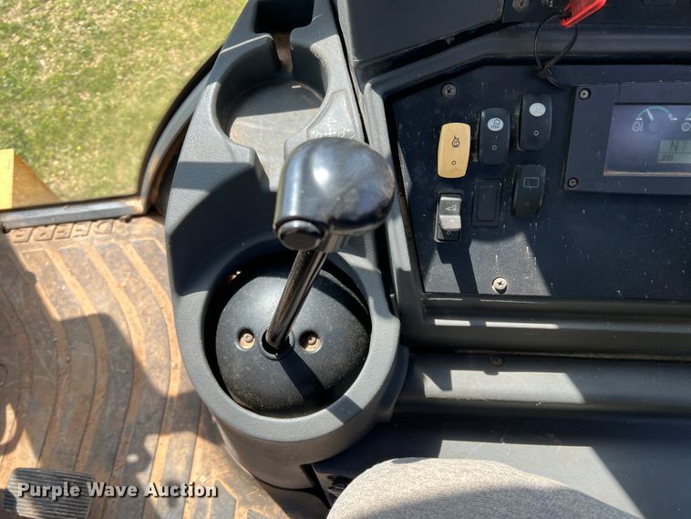 image for item IG9421 2010 John Deere 410J  backhoe