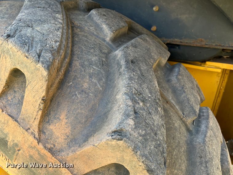 image for item IG9421 2010 John Deere 410J  backhoe