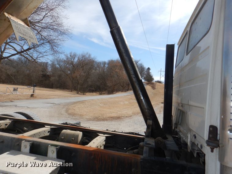 image for item JJ9305 2000 Freightliner FL80  dump truck