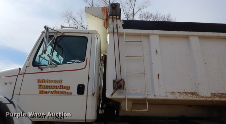 image for item JJ9305 2000 Freightliner FL80  dump truck