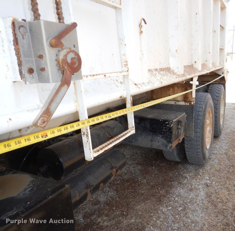 image for item JJ9305 2000 Freightliner FL80  dump truck