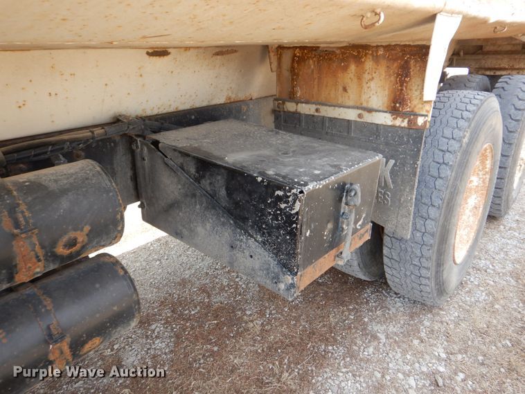 image for item JJ9305 2000 Freightliner FL80  dump truck