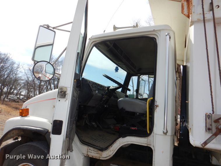 image for item JJ9305 2000 Freightliner FL80  dump truck