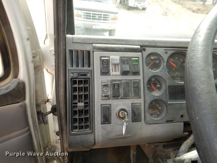 image for item JJ9305 2000 Freightliner FL80  dump truck