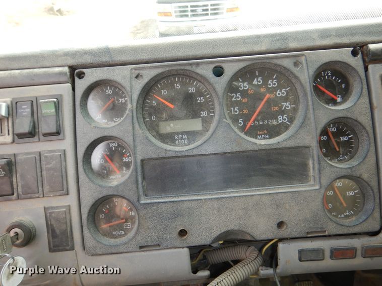 image for item JJ9305 2000 Freightliner FL80  dump truck