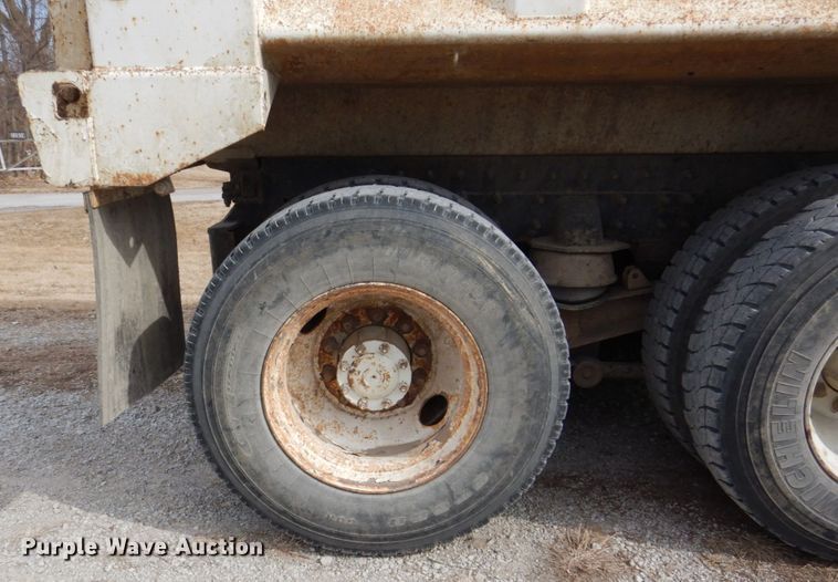 image for item JJ9305 2000 Freightliner FL80  dump truck