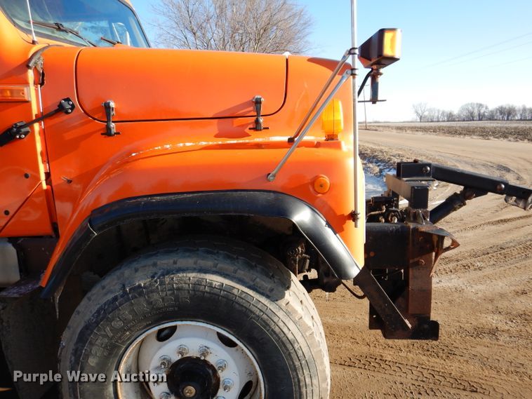 image for item JK9423 2000 International 2554  dump truck