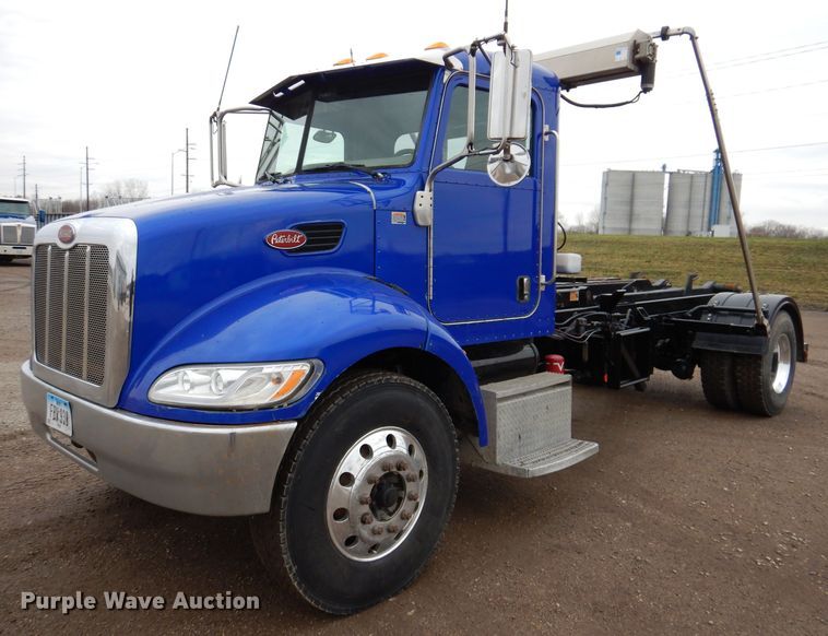 image for item JK9434 2007 Peterbilt 335  hook lift truck