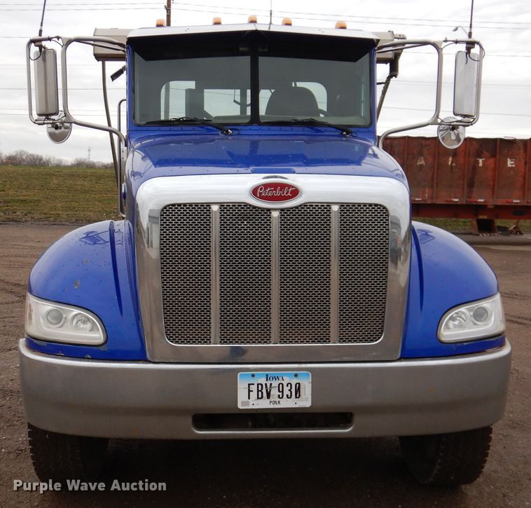 image for item JK9434 2007 Peterbilt 335  hook lift truck