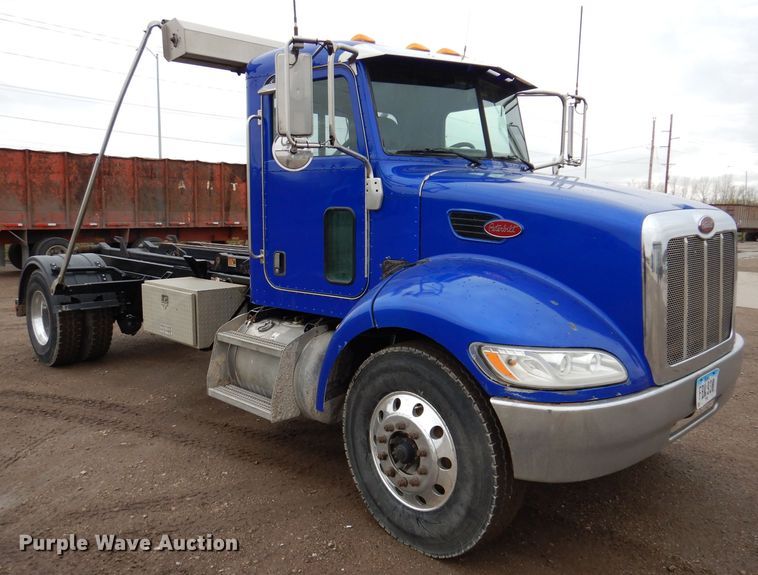 image for item JK9434 2007 Peterbilt 335  hook lift truck