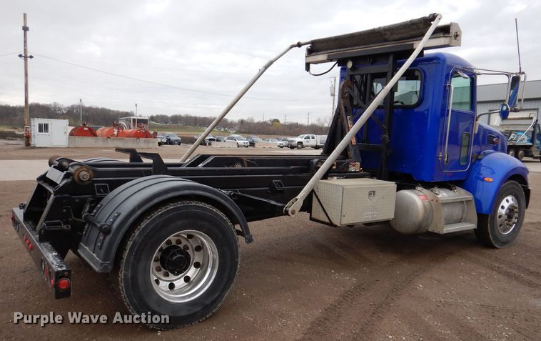 image for item JK9434 2007 Peterbilt 335  hook lift truck