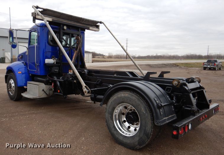 image for item JK9434 2007 Peterbilt 335  hook lift truck