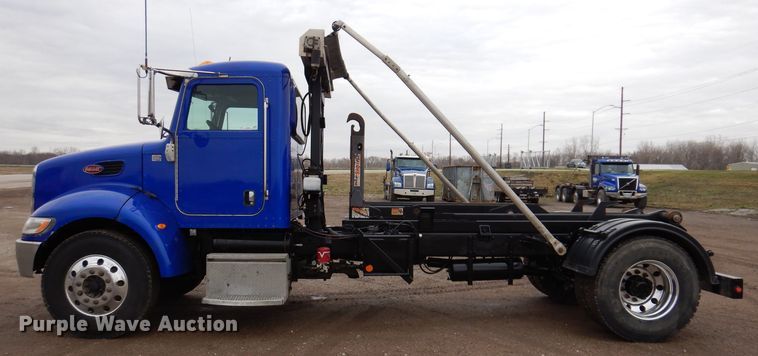 image for item JK9434 2007 Peterbilt 335  hook lift truck